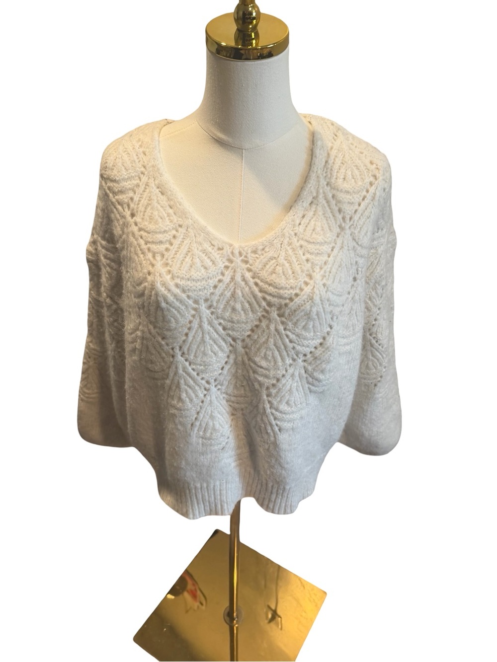 Q&A Cozy White V-Neck Textured Knit Sweater